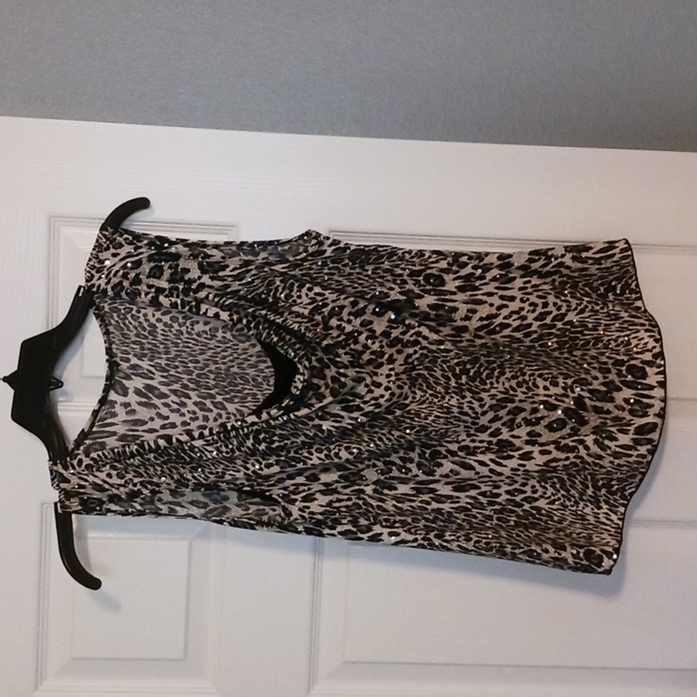 Sleeveless, silky top, leopard pattern with sequence